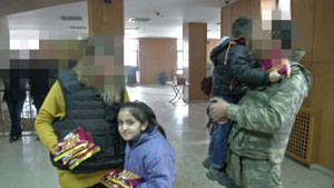 Mehmetçik Yüksekova’da Halka Yardım Dağıttı, Çocuk