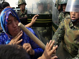 Doğu Türkistan'da Uygur Tüklerinin dövülerek katledilmelerine ait bazı video görüntüleri