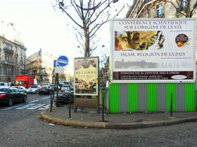 Harun Yahya konferanslarının afişleri Paris sokaklarında