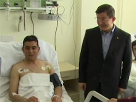 Başbakan Davutoğlu Ağrı'daki çatışmada yaralanan askerlerimizi ziyaret etti