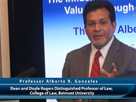 Prof. Alberto R. Gonzales, Dekan ve Doyle Rogers Ordinaryüs Hukuk Profesörü