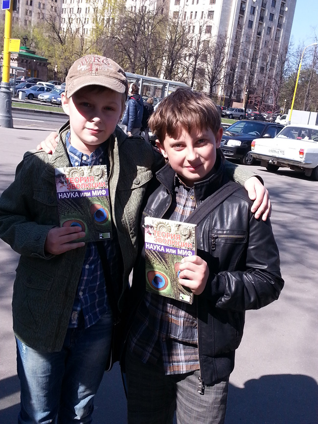 Moskovo’da düzenlenen “Fosil ve Doğal Taşlar Fuarı”nda Harun Yahya kitapları dağıtıldı 