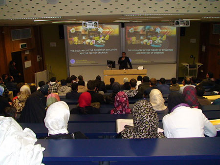 Avustralya, Swinburne Üniversitesi'nde Materyalizm'in Çöküşü ve Dinlerin Birliği Konferansları