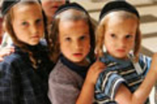Jewish kids singing for the coming of the Mashiach