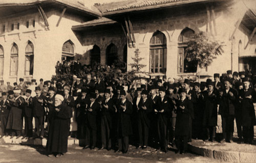 Atatürk İcra Vekilleri ile dua ederken