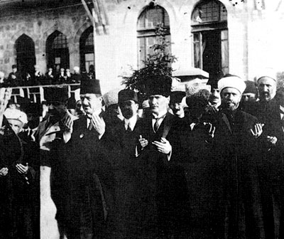 Ulu Önder Atatürk dua ederken