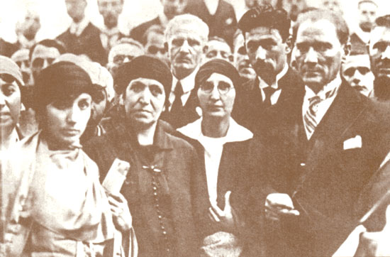 Atatürk kadınlara çok değer verirdi.