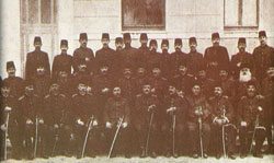 Atatürk Hareket Ordusu subayları ile birlikte (Selanik, 1909)