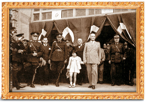 Solda, Mustafa Kemal Anafartalar Grubu Komutanı iken muharebe arkadaşları ile. Sağda, Çanakkale'de savaşan 3. Kolordu erkanı.