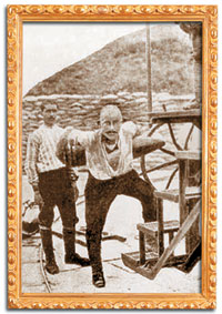 18 Mart 1915 Çanakkale Deniz
Savaşları'nda 215 okkalık (275 kg) 
top mermisini sırtında taşıyan er Seyit.
