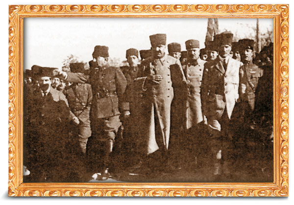 İzmit İstasyonu'nda Mareşal Fevzi Çakmak ve Kazım Karabekir Paşalar tarafından karşılanışı