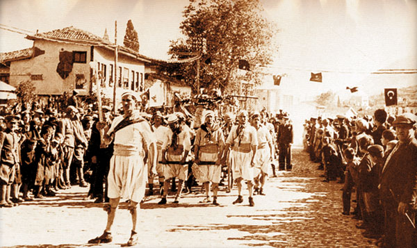 Cumhuriyet Bayramında esnaf kuruluşlarının geçit töreni. (1930)  