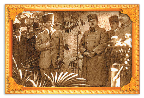 Atatürk, annesinin mezarının başında