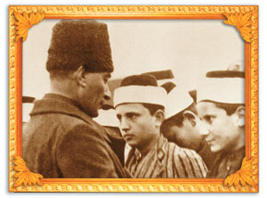 1923 yılında Konya'daki bir medreseyi ziyareti esnasında