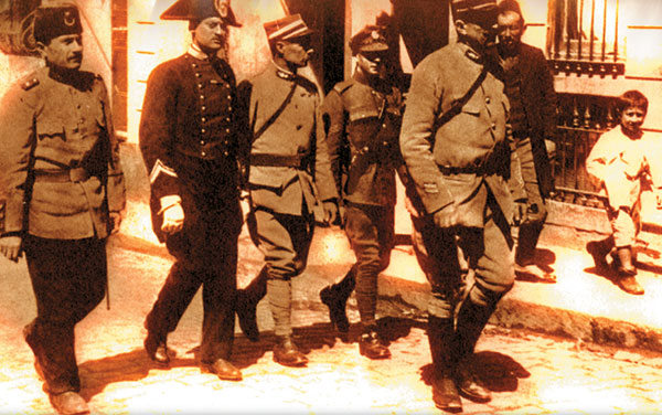 İstanbul sokaklarında işgal kuvvetlerinin subayları ve yanlarında bir Osmanlı subayı 