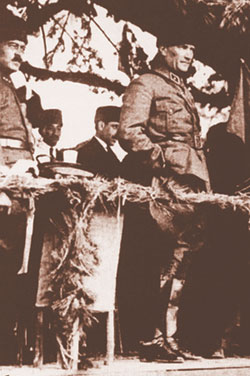 11 Kasım 1923, Cumhurbaşkanı Gazi Mustafa Paşa, Çocuk Esirgeme Kurumu tarafından düzenlenen törende
