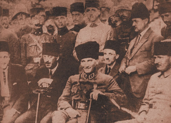 1923 yılında Mustafa Kemal, İzmit'te maiyeti erkanı ve İstanbul gazetecileriyle birlikte