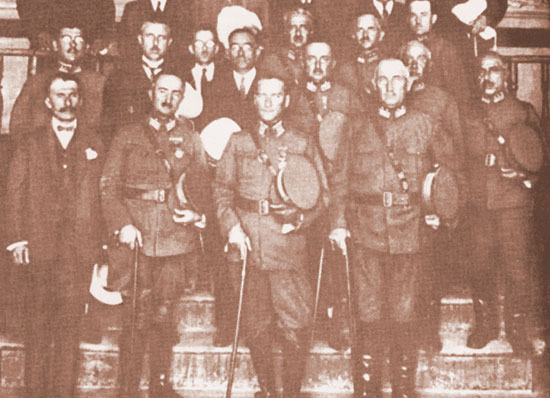 28 Ağustos 1925, Cumhurbaşkanı Gazi Mustafa Kemal İnebolu'da askeri komutan ve sivil görevlilerle