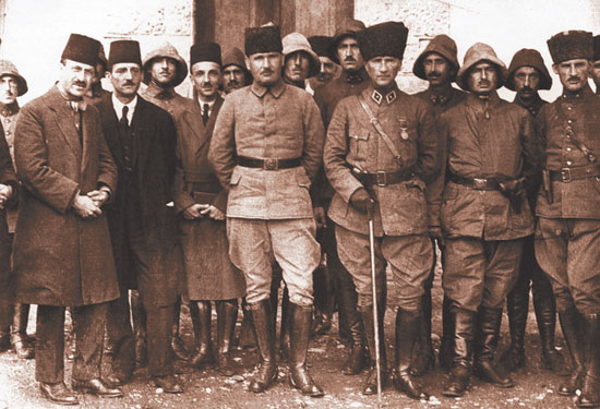 17 Haziran 1922'de Kocaeli Mekece'de Albay Halit, Gazeteci Tarık Us ve Velid Ebüzziya ile