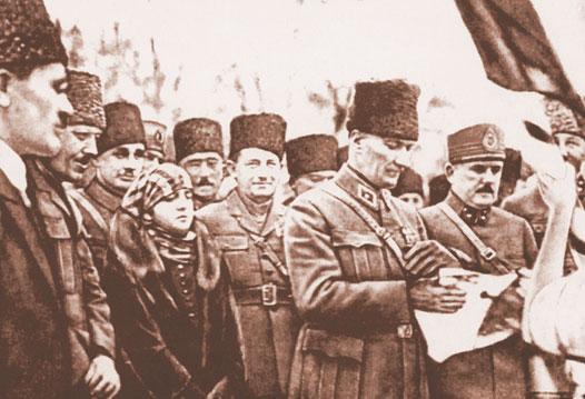 Gazi Mustafa Kemal Paşa ve eşi Latife Hanım İzmir'den Akhisar'a doğru giderken uğradıkları bir istasyonda halkla beraber