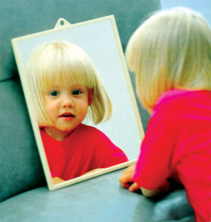 Aynaya bakan çocuk